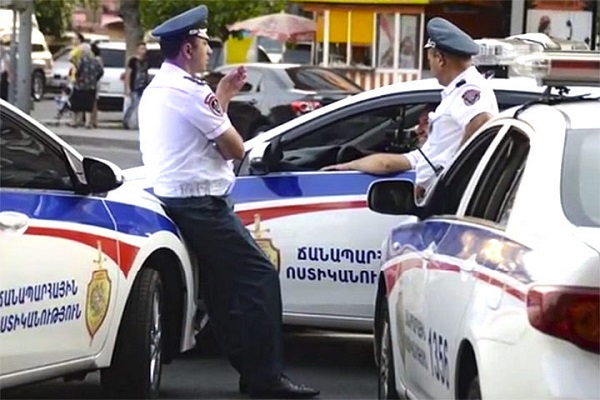В Ереване продолжаются переговоры с захватившими здание полиции 
